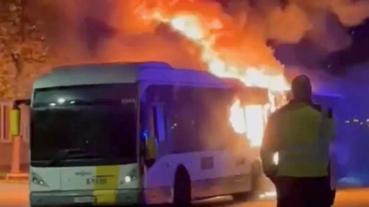 Се запали автобус со навивачи на „Барселона“ во Бриж, нема жртви