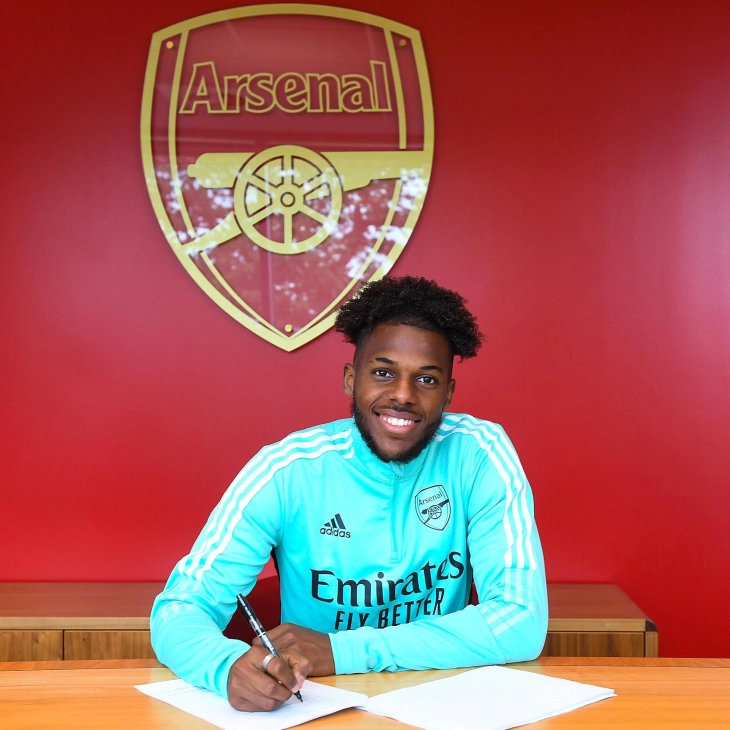 Дефанзивецот на Лацио, Тавареш, пред трансфер во Ал Итихад