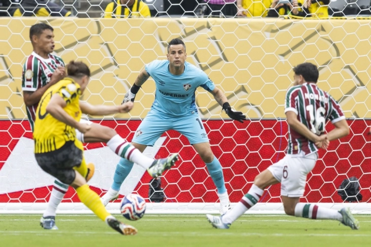 Рекордерот ја продолжува својата фудбалска кариера