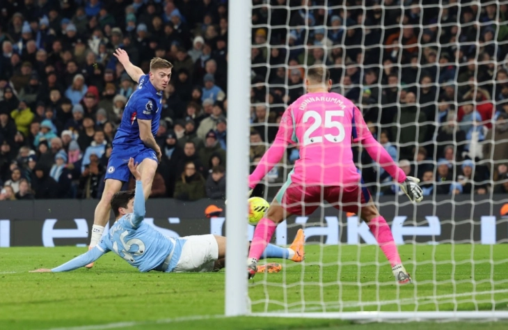 Фернандез со гол во судиското надополнување го спаси Челзи од пораз против Манчестер сити